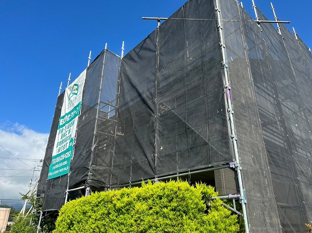 山梨市で一度の仮設足場で外壁・屋根修繕塗装工事の一石二鳥